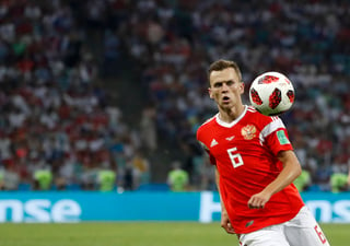 Denis Cheryshev persigue un balón durante el partido de cuartos de final de la Copa Mundial entre Rusia y Croacia en Sochi. (AP)