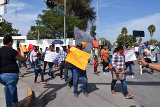 Manifestación. Los quejosos acudieron al Simas y luego caminaron a la presidencia municipal. (EL SIGLO DE TORREÓN/MARY VÁZQUEZ)