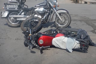 Lesionado. El personal de la Cruz Roja Torreón acudió al lugar para atender al motociclista lesionado. (EL SIGLO DE TORREÓN) 