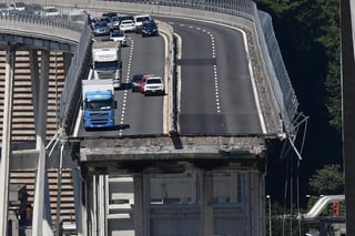 El martes colapsó un tramo de un puente vehicular en Génóva, Italia. (EFE) 