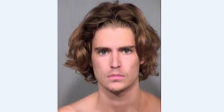 El joven fue arrestado en septiembre de 2017 con cargos de asalto agravado con arma mortal, entre otros, tras un incidente en el que sujetó a punta de navaja a una persona con la que compartía vivienda en Tempe, Arizona (EU). (AP)