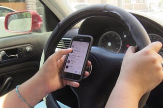 Advertencia. Conductores que traigan su celular en la mano, serán multados por agentes viales. (EL SIGLO DE TORREÓN)