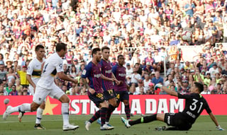 Lionel Messi (10) marcó el segundo gol del Barcelona en la victoria 3-0 sobre el Boca Juniors de Argentina. (AP)