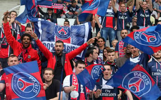 Un aficionado del equipo francés París Saint-Germain intentó quemar una manta del Marsella en una vivienda y podría pasar seis meses en prisión. (Especial)   
