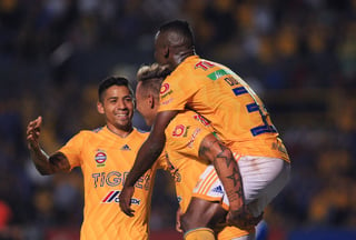 Celebran jugadores de Tigres uno de los cinco goles que marcaron. Tigres golea al San Luis en la Copa MX