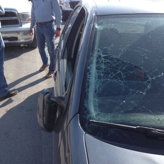 Arrollada. Conductor de auto arrolla a menor en Gómez Palacio; el parabrisas del vehículo terminó estrellado. 