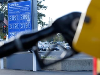  Los precios de las gasolinas en México hilaron 12 meses de aumentos, cuando en Estados Unidos, mercado de referencia para la cotización del combustible nacional, llevan tres meses a la baja, de acuerdo con datos oficiales. (AP)