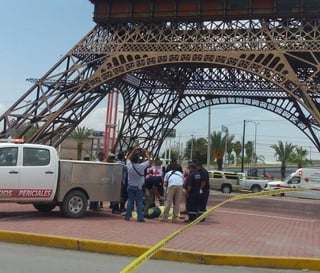 El hombre se lanzó de la primera plataforma de la Torre Eiffel de Gómez Palacio. (EL SIGLO DE TORREÓN)
