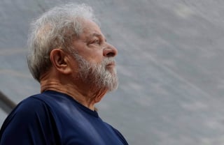Lula lidera todos los sondeos de intención de voto con un 30% pese a que está preso cumpliendo una condena en segunda instancia de 12 años y un mes por corrupción, lo que, según las leyes del país, le impide ser candidato a cualquier cargo electivo. (ARCHIVO)