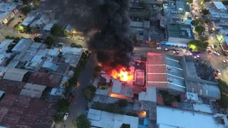 Incendio. El siniestro ocurrió a las 20:30 horas en el Centro de Gómez Palacio. (EL SIGLO DE TORREÓN)