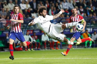 Marcelo ejecuta una tijera en el partido que perdió el Real Madrid ante el Atlético por la Supercopa de la UEFA. 
