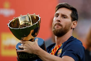 El delantero argentino Lionel Messi del Barcelona sostiene el trofeo Joan Gamper tras el partido ante Boca Juniors en el estadio Camp Nou. Hermano de Messi condenado por portación ilegal de arma