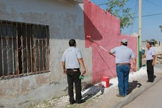 Acto simbólico. Trabajadores municipales iniciaron con las acciones de pintura en las viviendas de manera simbólica.