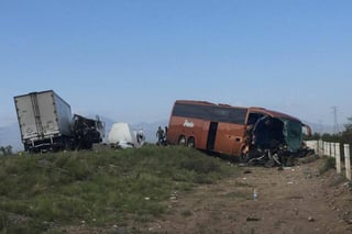 Tragedia. Camión de pasajeros se estrella contra un tráiler en la carretera Zacatecas-Saltillo.