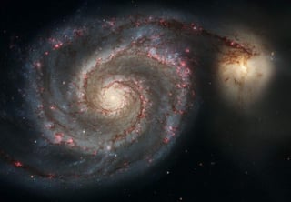 La imagen muestra el diseño de esta galaxia espiral, también conocida como Remolino, donde se aprecia sus brazos curvos, hogar de estrellas jóvenes, hasta su núcleo central amarillento, donde se alojan los astros más viejos. (ARCHIVO)