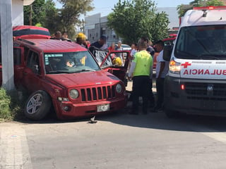 Quedaron prensadas dentro de un vehículo luego de protagonizar un accidente vial en la zona centro de la ciudad de Torreón. (EL SIGLO DE TORREÓN)