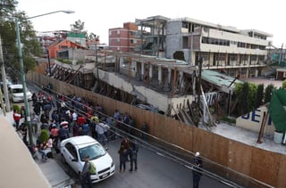 Tras una reunión entre familiares de los menores que perdieron la vida en el interior del colegio Rébsamen y autoridades de la Procuraduría General de Justicia de la Ciudad de México (PGJ), se acordó que el próximo lunes inicie la remoción de escombros. (ARCHIVO)