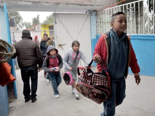 A días de que inicie el nuevo ciclo escolar, el Instituto Mexicano del Seguro Social (IMSS) pidió a los padres de familia a cuidar que el peso de las mochilas de útiles escolares no sobrepase 10% del peso de los niños para evitar lesiones. (ARCHIVO)