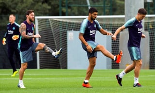 El uruguayo Luis Suárez (C), el argentino Leo Messi (I), y el francés Clement Lenglet (d) durante el entrenamiento que el equipo azulgrana realizó ayer previo al primer partido de liga. 