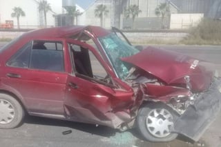 De frente. Camión choca de frente contra un auto en carretera a Gregorio A. García, hay un lesionado.  (EL SIGLO DE TORREÓN)