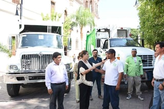 Camiones. La alcaldesa María Luisa González Achem se había comprometido a comprar dos a la brevedad. Ayer los entregó. (CORTESÍA)
