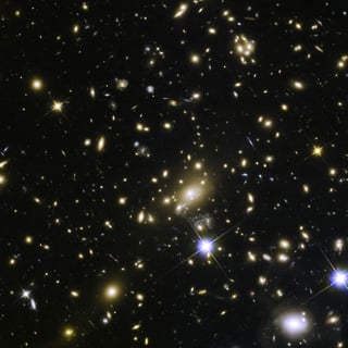 Informaron que las galaxias se encuentran a dos mil 400 millones de años luz de la Tierra, y que podrían ser pistas importantes para estimar cuánta materia hay en el cosmos y qué tan rápido se está expandiendo el universo. (ARCHIVO)