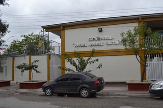 El titular de la Dirección de Educación, Román Herrera Díaz, explicó que de los 38 mil alumnos, va un total de mil al nivel básico de 212 escuelas del medio urbano y rural del municipio, mientras que el resto pertenecen a los demás niveles. (ARCHIVO)
