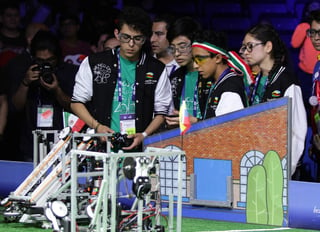 México, integrado por Frida Sofía Sosa, Santiago García, Ángel Berdeja, Herman Sánchez y Jorge García, se colocó en el décimo segundo lugar de la competencia de las 180 naciones que participan en esta olimpiada de robótica. (NOTIMEX)