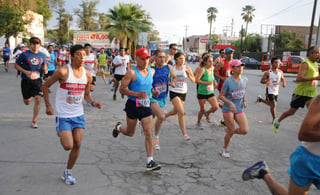 Casi dos mil corredores se darán cita el domingo 26 en las principales calles de Torreón. (Archivo)