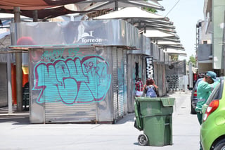 Vandalismo. En la calle Cepeda y Valdez  Carrillo es donde se encuentra la mayor parte de los puestos metálicos abandonados. (FERNANDO COMPEÁN)