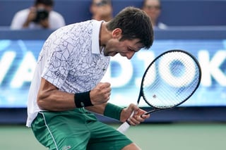 Novak Djokovic derrotó 6-4, 6-4 a Roger Federer para llevarse el título del Masters de Cincinnati. (AP)