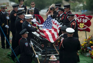 Como héroe. Se realizó ayer el funeral del bombero Matthew Burchett, jefe de Batallón, quien falleció en los incendios de California. (AP)