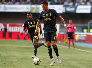 El portugués Cristiano Ronaldo, de la Juventus, controla el balón durante un duelo de la Serie A ante el Chievo Verona en el Estadio Bentegodi, de Verona, Italia, el sábado anterior. (AP)