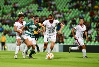 En el último suspiro, el equipo de León consiguió su primer triunfo en el Torneo Apertura 2018 de la Liga MX Femenil al derrotar 2-1 a Santos Laguna en partido correspondiente a la sexta fecha disputado en el estadio Corona. (Fotografías de Erick Sotomayor)