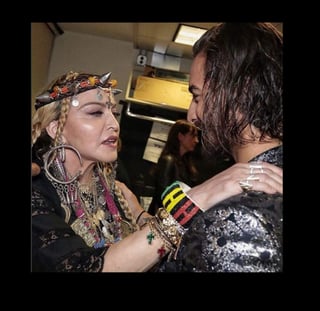 Maluma aprovechó el momento para intercambiar algunas palabras y saludar de mano a Madonna y Lenny Kravitz. (ESPECIAL)