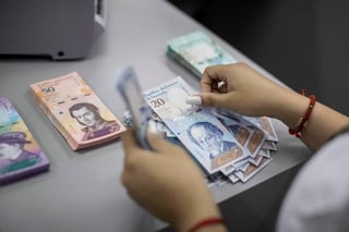 Oficializó hoy la devaluación del 95.8 % luego de que la tasa oficial de cambio pasara de 2.49 a 60.00 bolívares soberanos. (EFE)