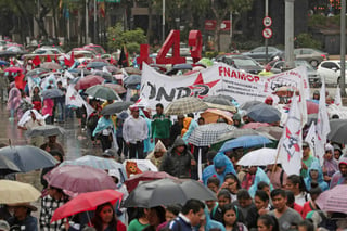  Las víctimas del Caso Iguala se opusieron a la declaración emitida por un tribunal federal de que existe imposibilidad jurídica para crear la Comisión de la Verdad para investigar la desaparición de los 43 estudiantes de Ayotzinapa. (ARCHIVO)
