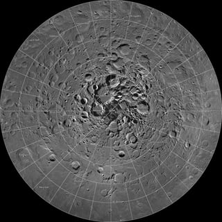 En el polo sur, la mayor parte del hielo se concentra en los cráteres lunares, mientras que el hielo del polo norte es más extenso y disperso. (ARCHIVO)