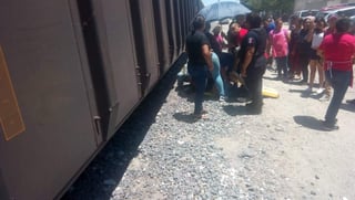 Señalaron testigos que la joven intentó correr para ganarle el paso al tren, pero fue impactada y proyectada varios metros hacia el suelo. (ESPECIAL)