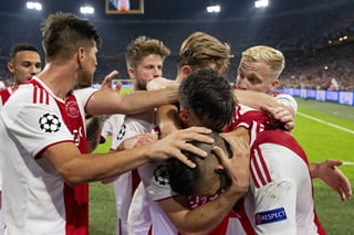 El Ajax de Holanda se impuso en casa 3-1 al Dinamo de Kiev y acaricia la fase de grupos de la Champions. (EFE)
