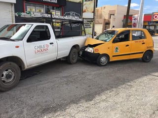 El conductor del taxi fue trasladado al Tribunal de Justicia Municipal y presentado ante el Juez Calificador para que responda por los daños. (EL SIGLO DE TORREÓN)