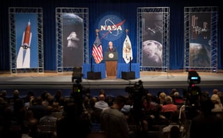 Exploración. El vicepresidente de EU, Mike Pence visitó las instalaciones de la NASA en Houston. (EFE)