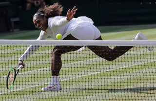 En esta foto del 14 de julio de 2018, Serena Williams trata de devolver frente a Angelique Kerber durante la final del torneo de Wimbledon. (AP)
