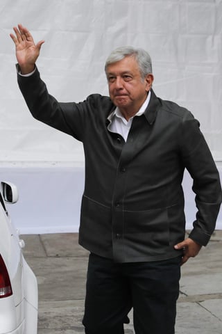 Después de más de dos horas de reunión con el secretario de Marina, Vidal Francisco Soberón Sanz, el presidente electo, Andrés Manuel López Obrador, salió de las instituciones de dependencia sin dar declaraciones. (ARCHIVO)