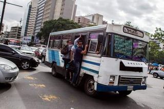 La vicepresidenta del país, Delcy Rodríguez, ha explicado que las nuevas tarifas son 'transitorias' mientras llega septiembre y se pone en marcha el plan de subsidio directo de combustible a las unidades de transporte del país, según reseñó hoy la estatal Agencia Venezolana de Noticias (AVN). (ARCHIVO)