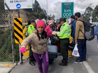 Entran. Cientos de venezolanos cruzaron la frontera de Ecuador debido a la crisis de su país.