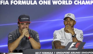 Lewis Hamilton (d) ha ganado cuatro veces el campeonato de la Fórmula Uno, mientras que Fernando Alonso (i) tiene dos títulos. (Archivo)