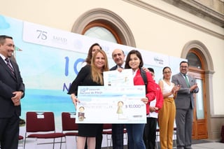 Destacada. Recibió su premio de manos de la presidenta honoraria del DIF-Coahuila, Marcela Gorgón.