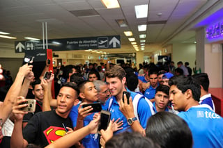 Más de 200 aficionados del Cruz Azul esperaron al equipo ayer en el aeropuerto de Torreón.
