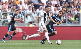 Cristiano Ronaldo conduce el balón durante el encuentro de la jornada 2 de la liga italiana, ante Lazio.